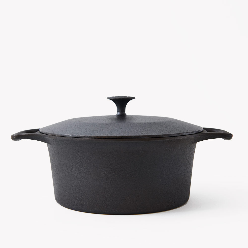 Field cast iron Dutch oven with lid, seen straight on from the side