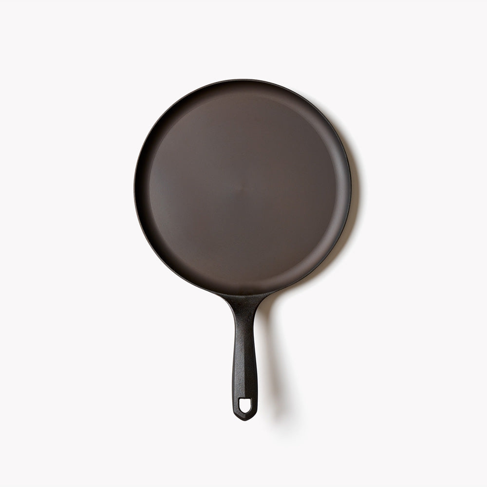 Field round cast iron griddle from above, flat cooking surface and long handle